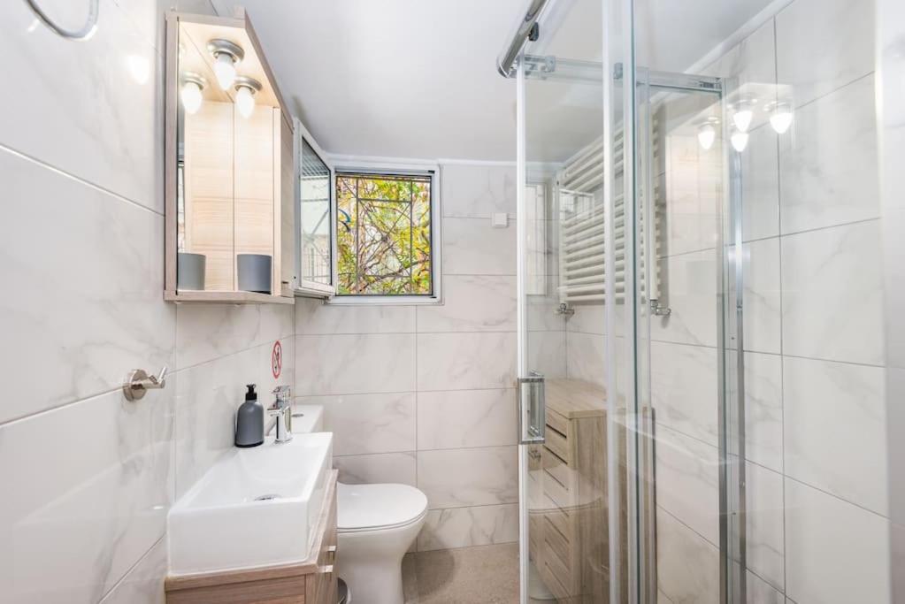 Beautiful central apartment next to the Metro