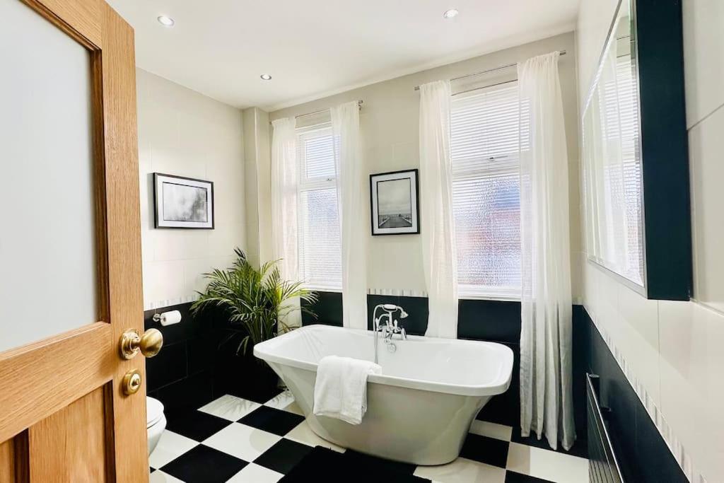 Windsor Coastal Retreat Whitley Bay Sleeps 9