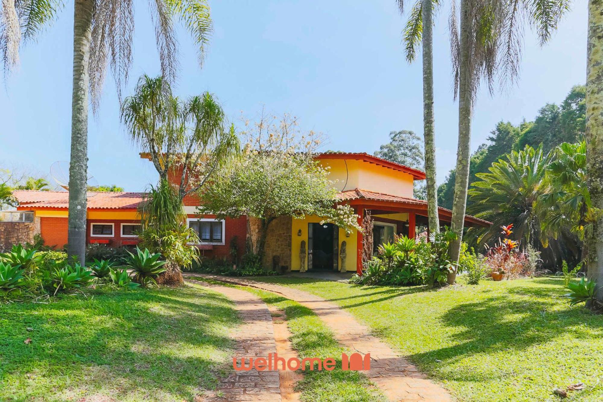 Casa grande com piscina e area verde em Ibiuna