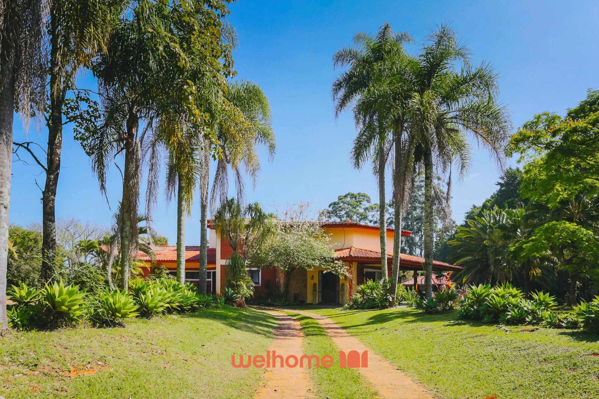 Casa grande com piscina e area verde em Ibiuna