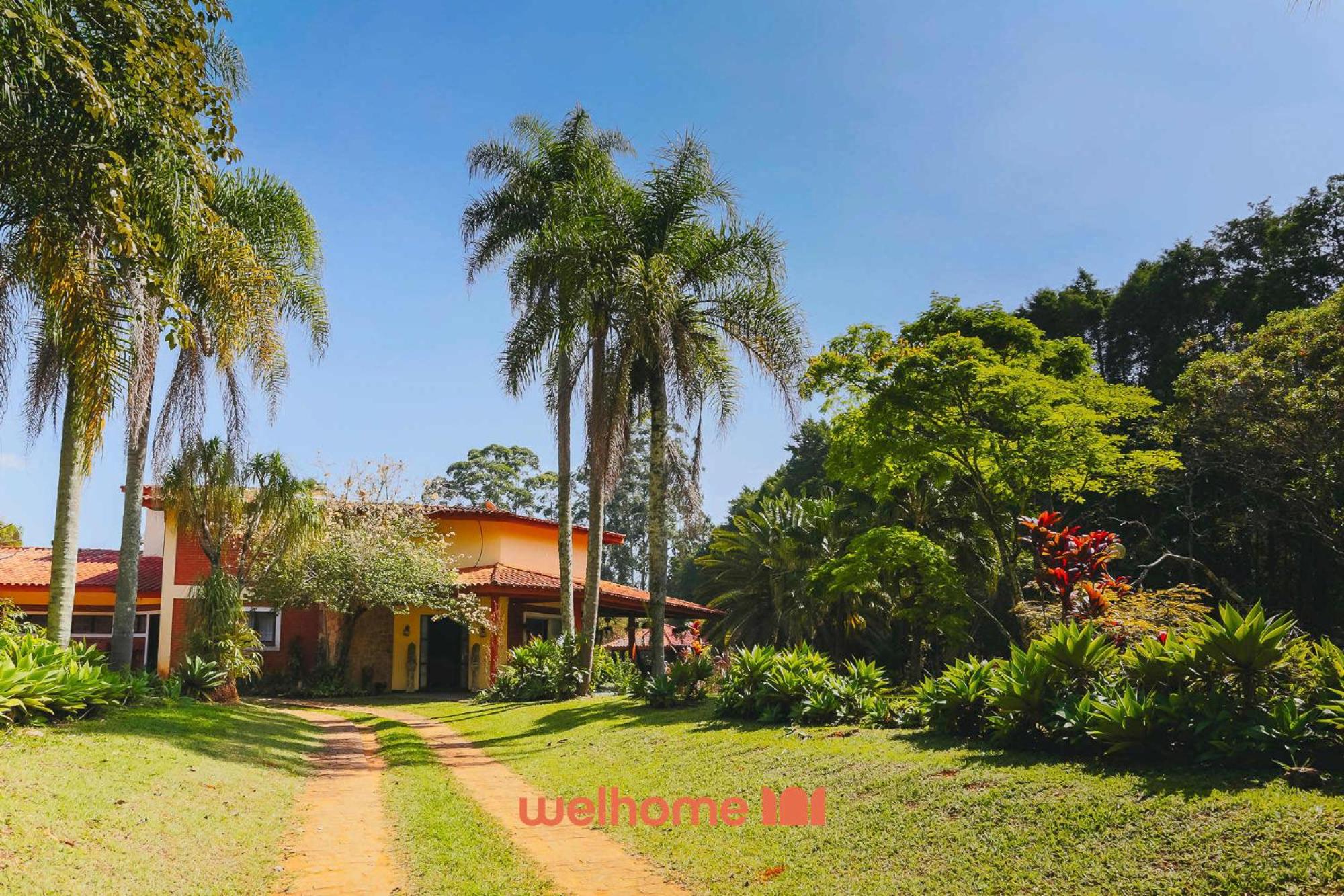 Casa grande com piscina e area verde em Ibiuna
