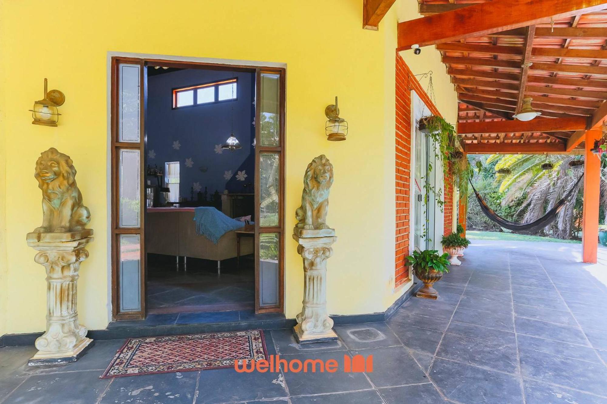 Casa grande com piscina e area verde em Ibiuna