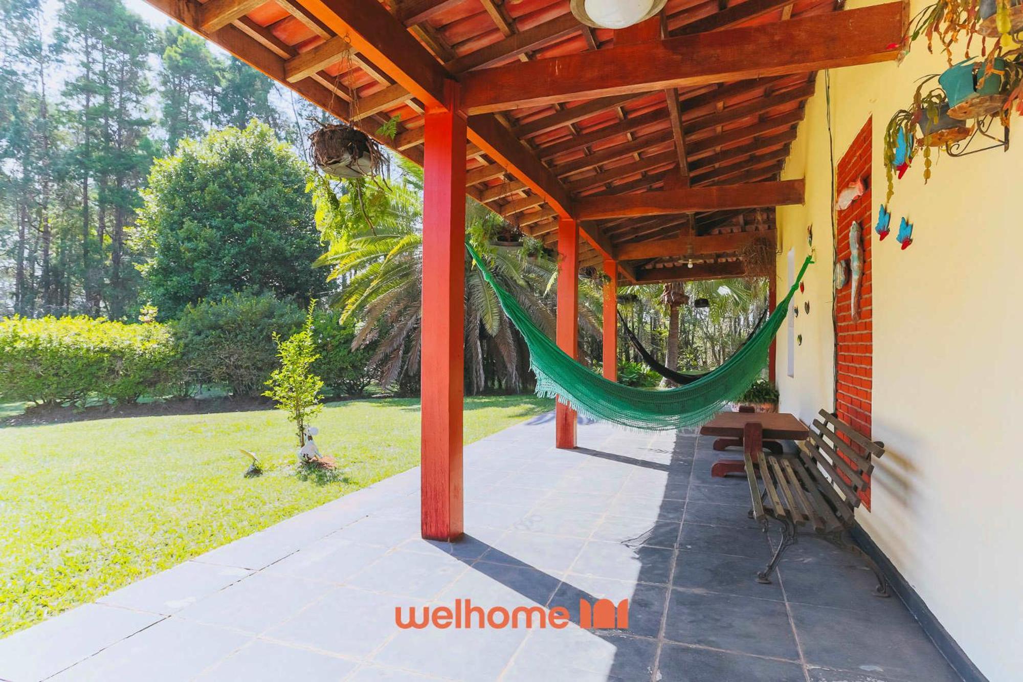 Casa grande com piscina e area verde em Ibiuna