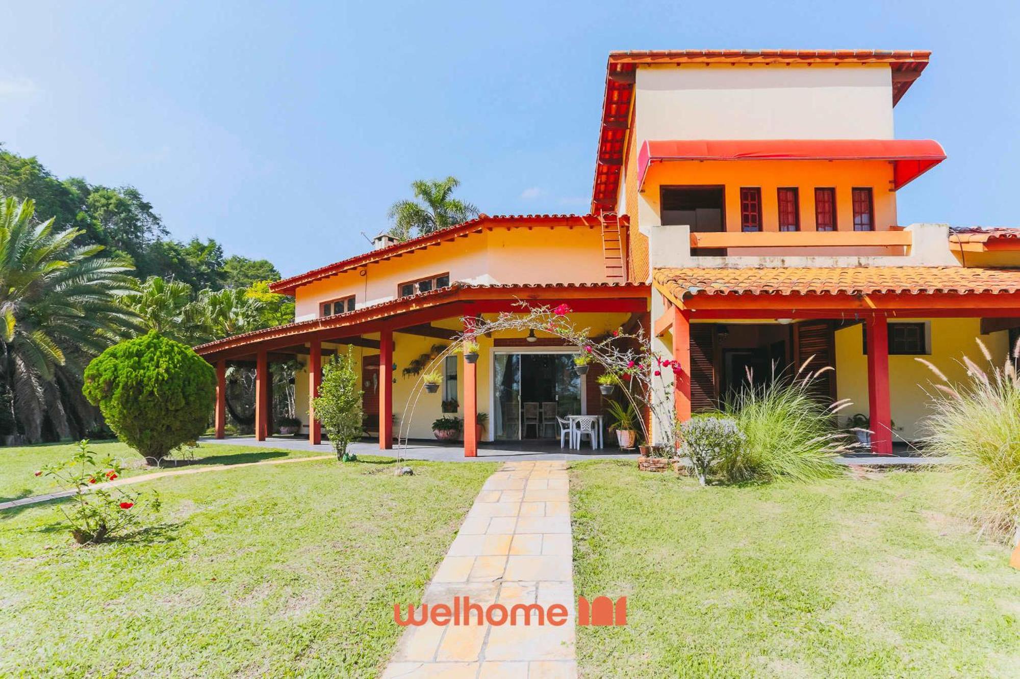 Casa grande com piscina e area verde em Ibiuna