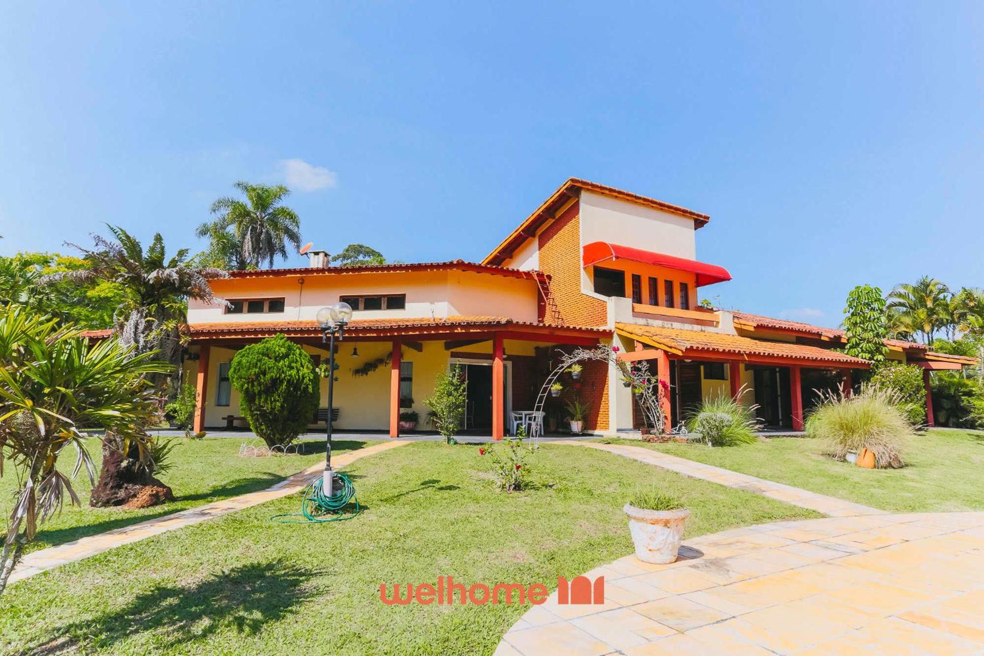 Casa grande com piscina e area verde em Ibiuna