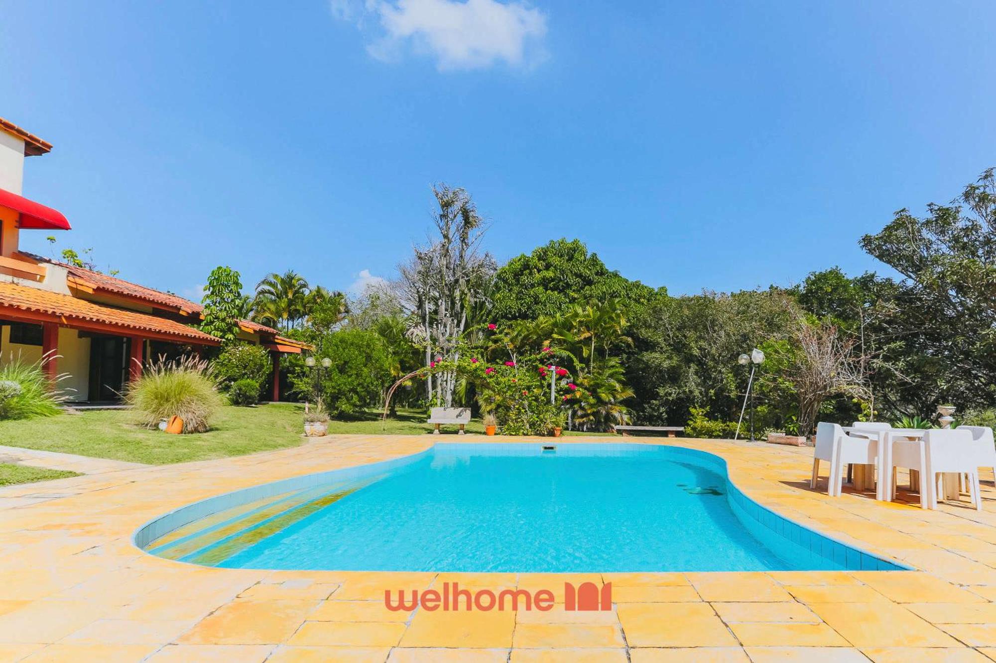 Casa grande com piscina e area verde em Ibiuna