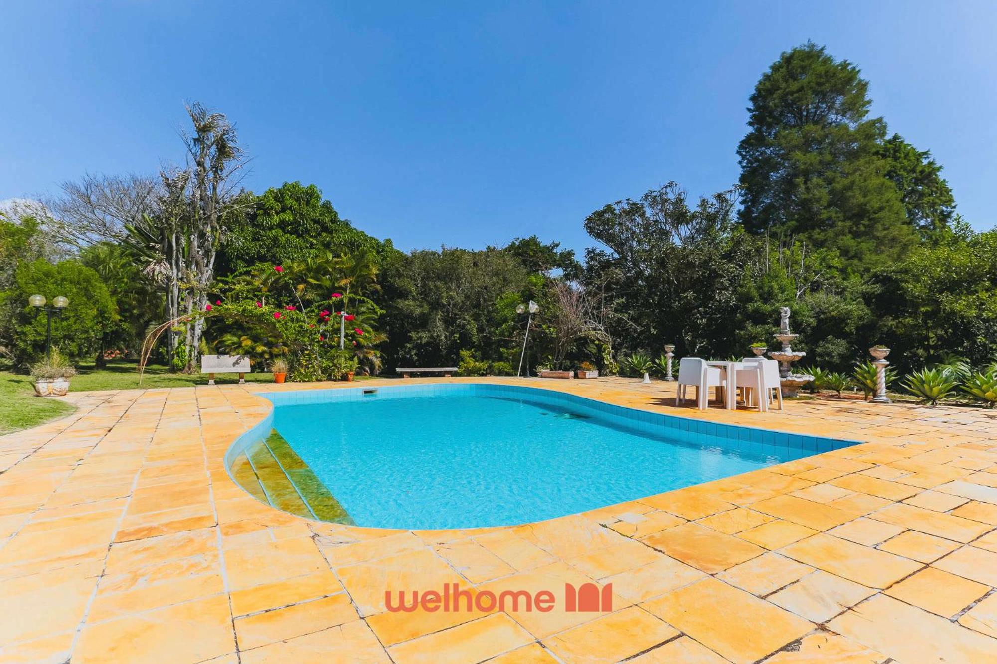 Casa grande com piscina e area verde em Ibiuna