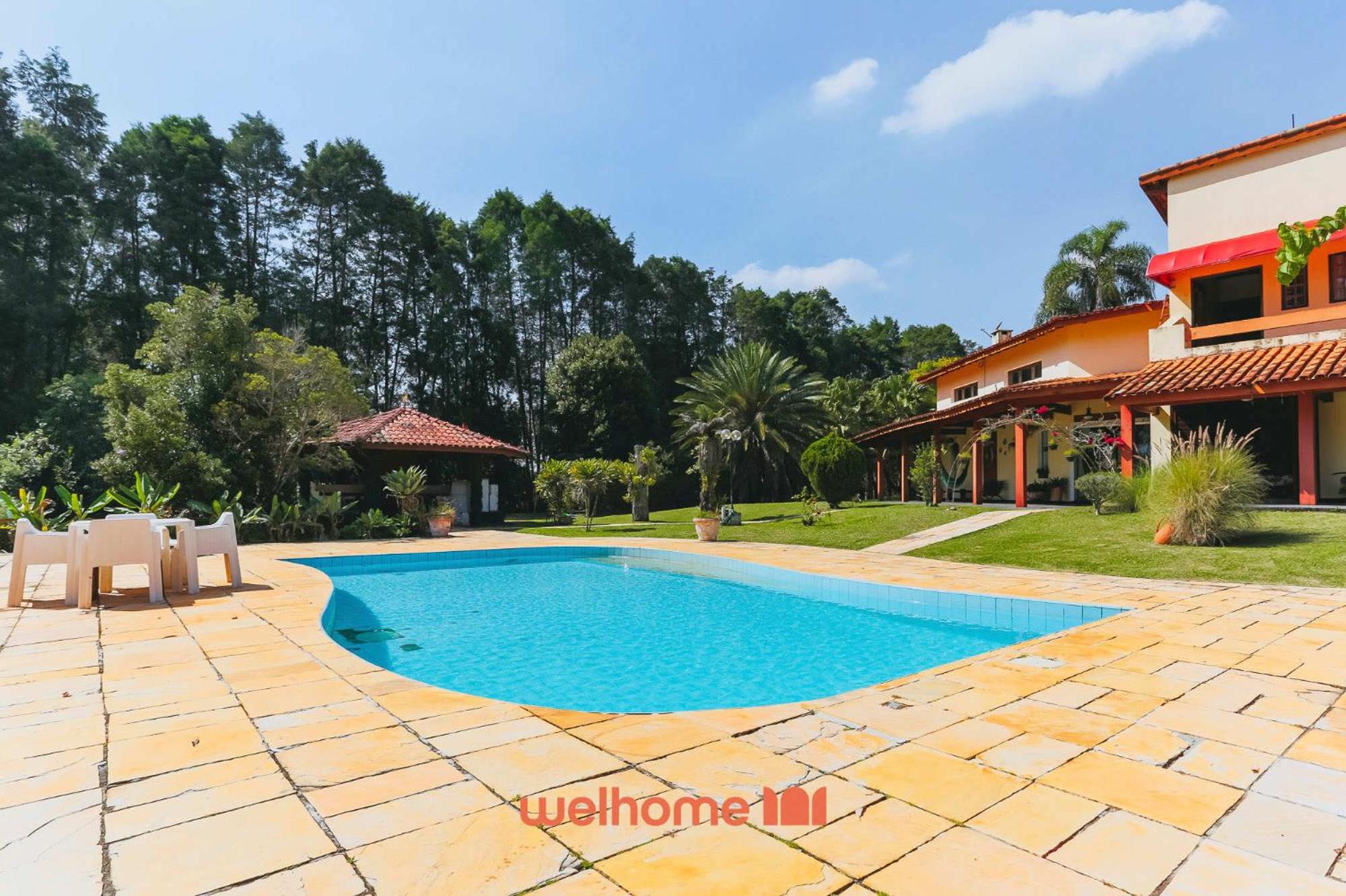Casa grande com piscina e area verde em Ibiuna