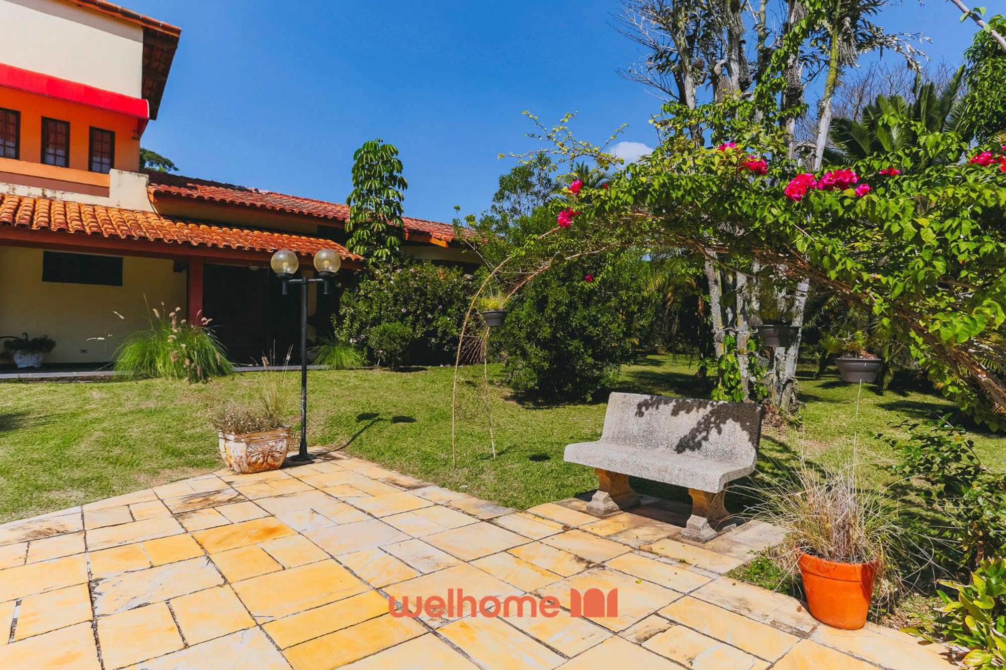 Casa grande com piscina e area verde em Ibiuna