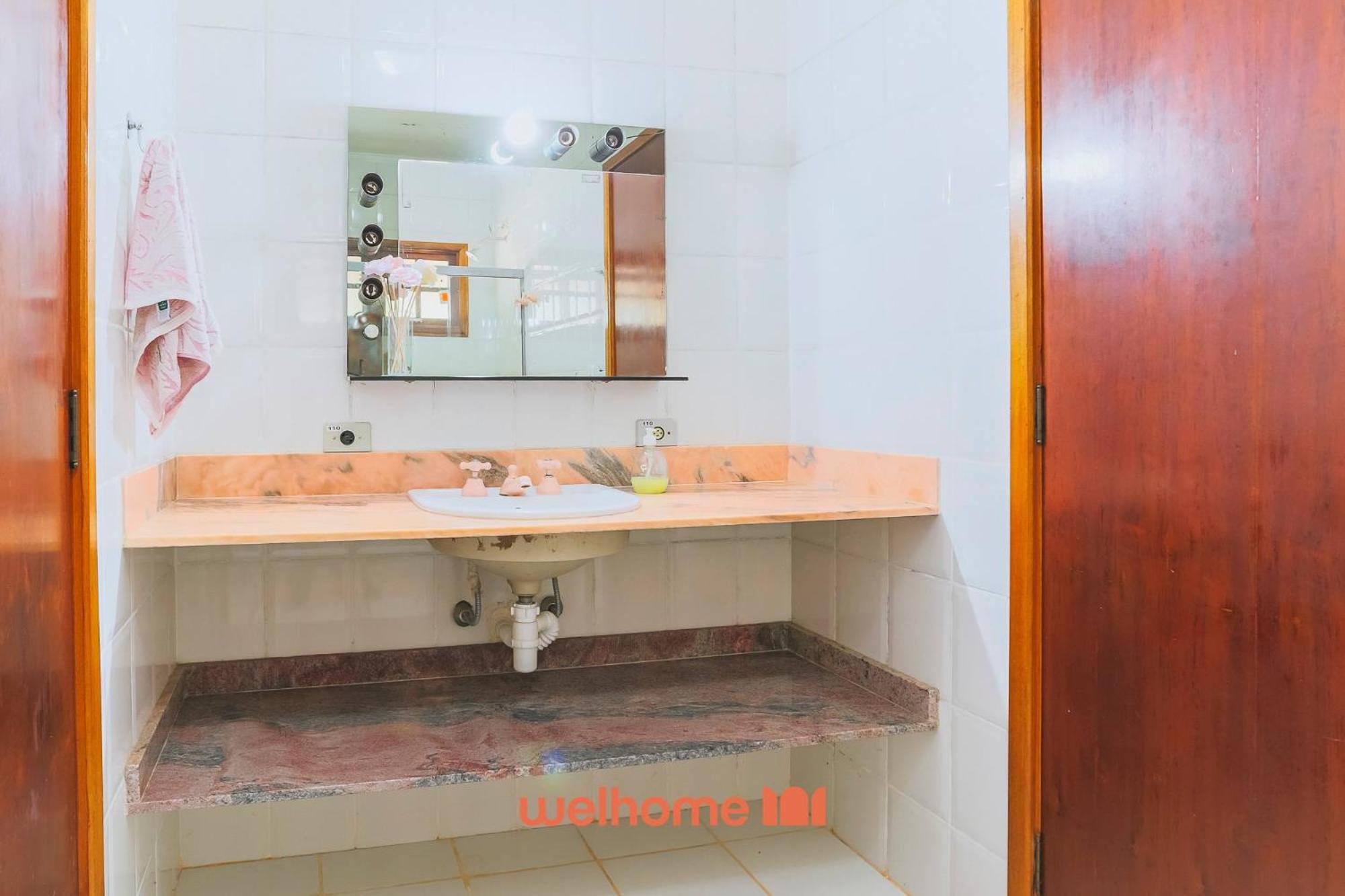 Casa grande com piscina e area verde em Ibiuna
