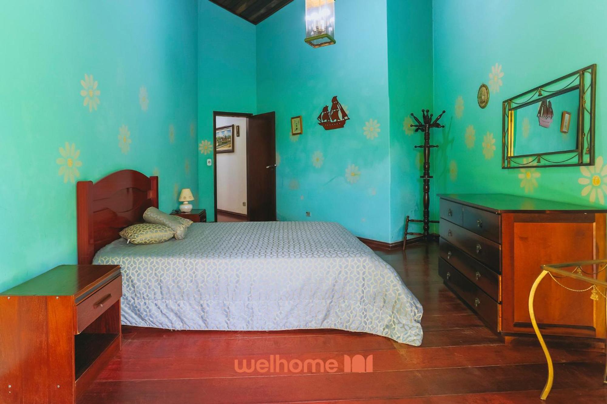 Casa grande com piscina e area verde em Ibiuna