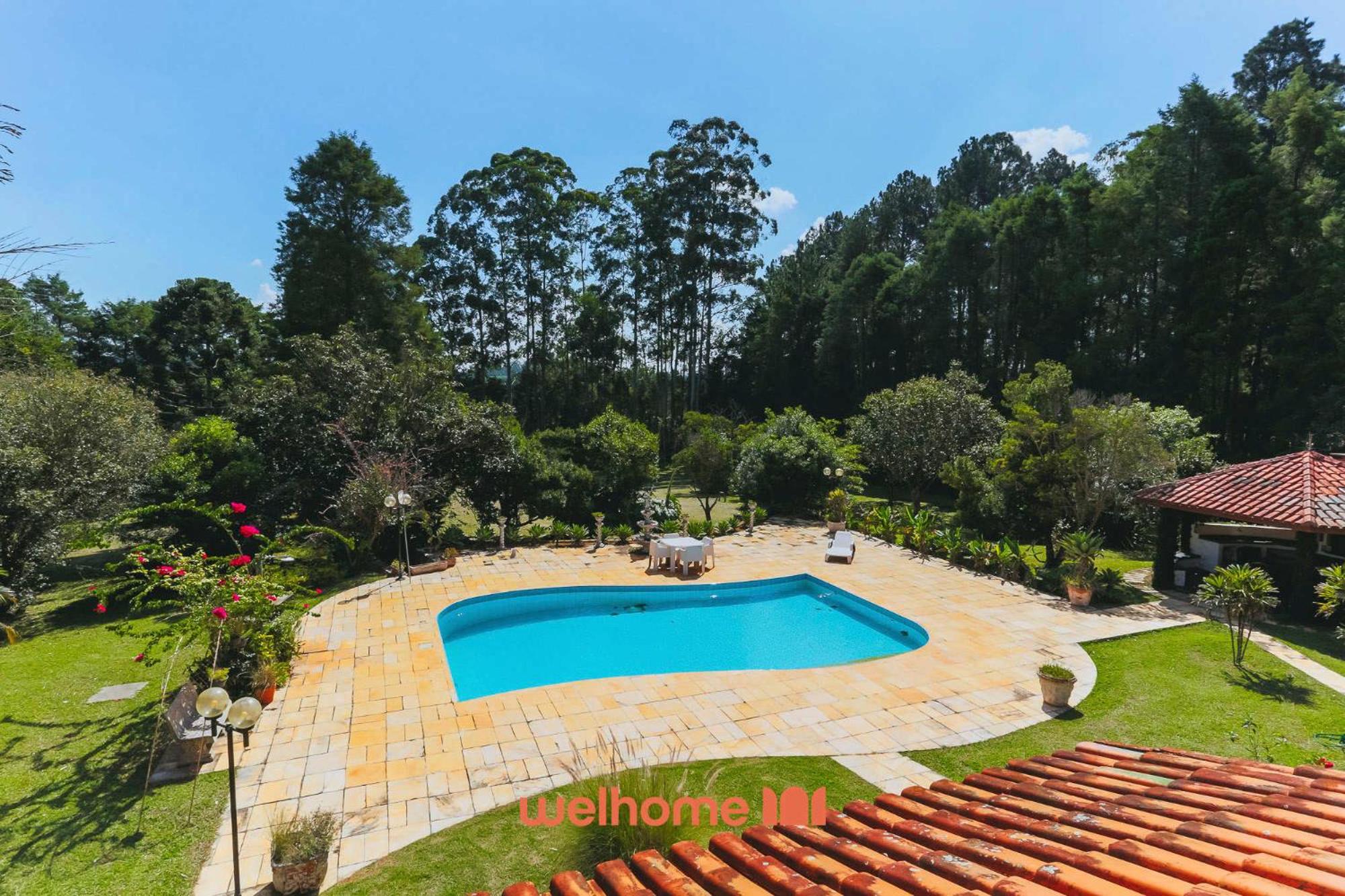Casa grande com piscina e area verde em Ibiuna