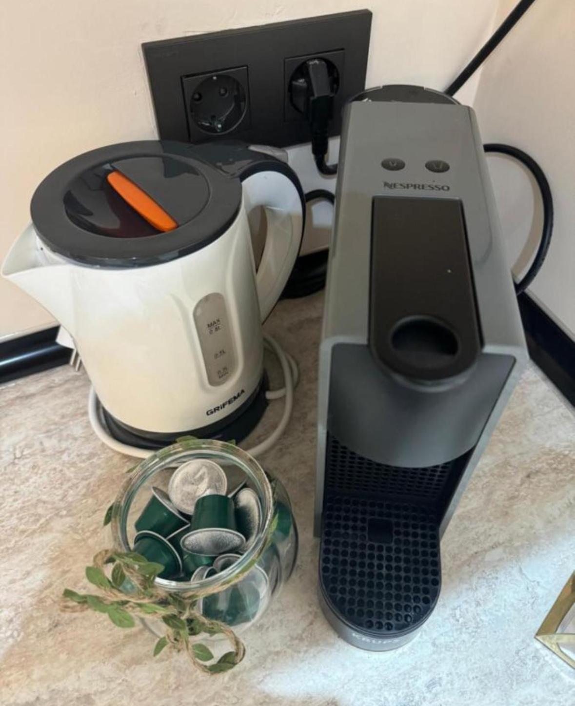 Suite luminosa en el centro con PARKING VIGILADO GRATIS centro histórico Picón Center