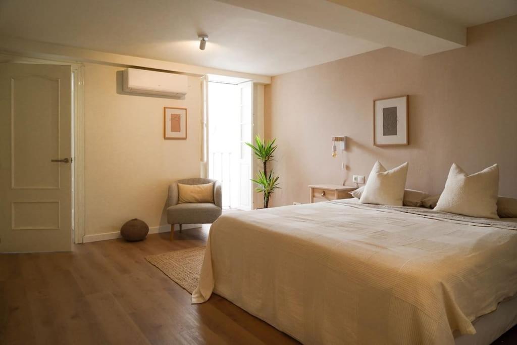 Modern city center apartment photo 4