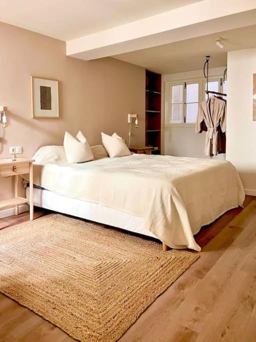 Modern city center apartment photo 2