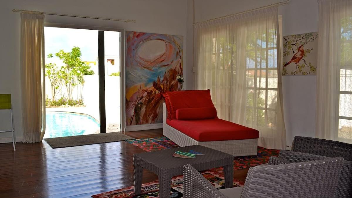 Parrot Villa - Stunning vacation home near Eagle Beach