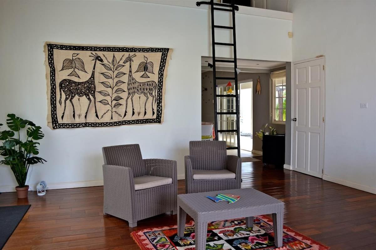 Parrot Villa - Stunning vacation home near Eagle Beach