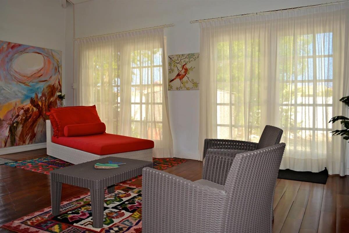 Parrot Villa - Stunning vacation home near Eagle Beach