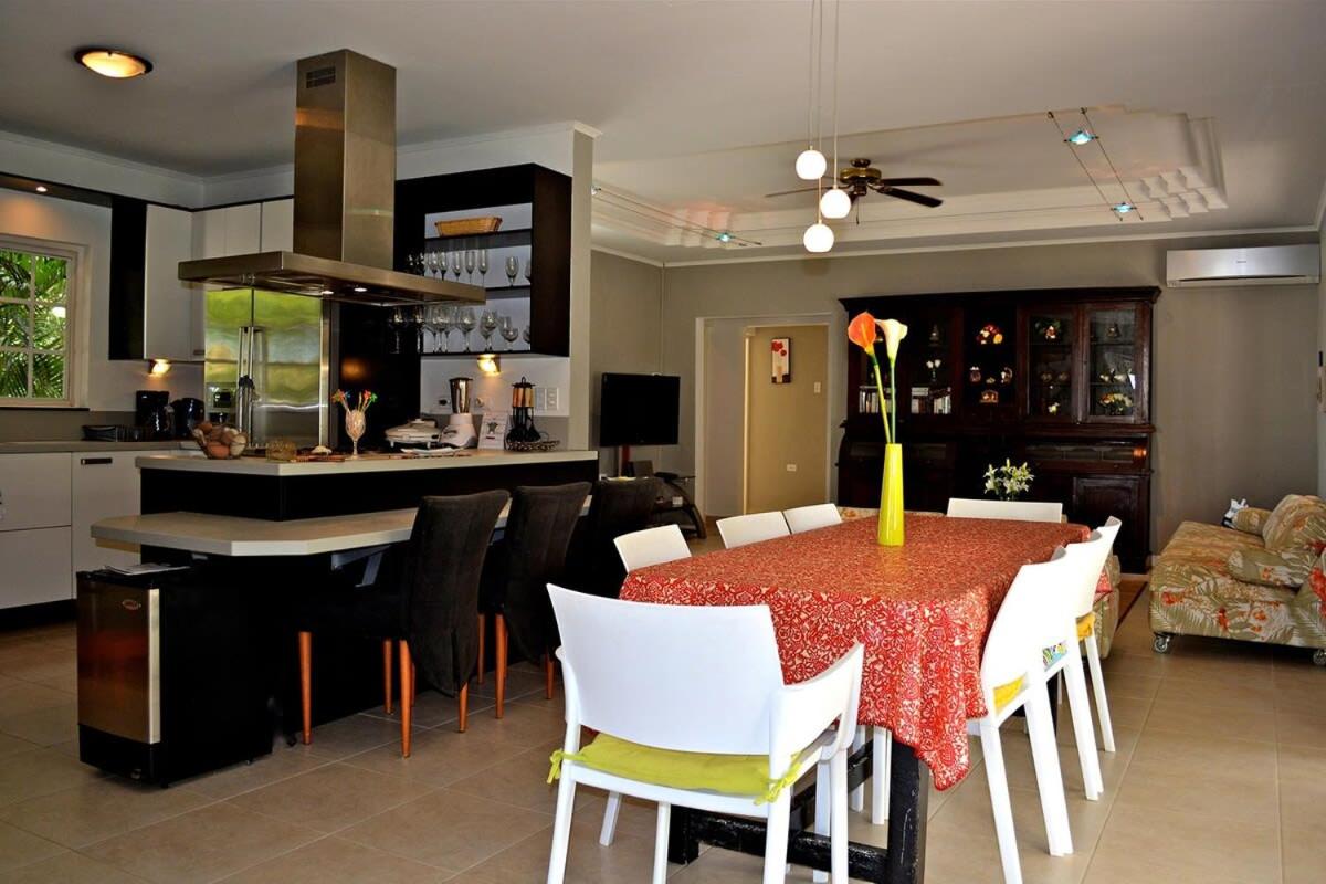 Parrot Villa - Stunning vacation home near Eagle Beach