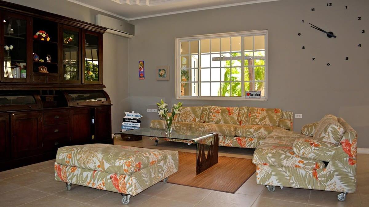 Parrot Villa - Stunning vacation home near Eagle Beach