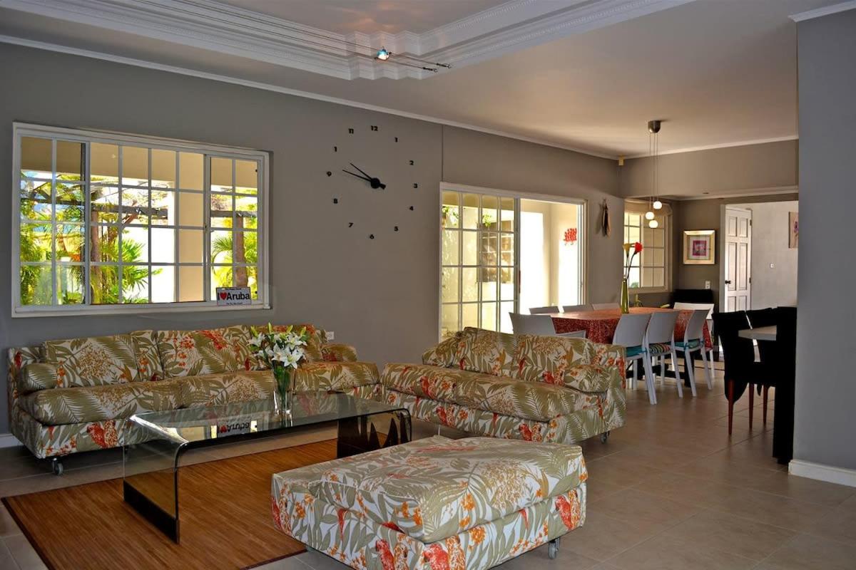 Parrot Villa - Stunning vacation home near Eagle Beach