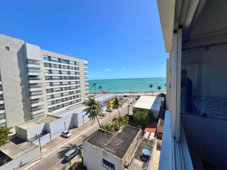 APE VISTA MAR MACEIO 1ª quadra da praia Ponta Verde, Varanda, Cama Queen, Sofá-Cama, Quarto e Sala com 60m2