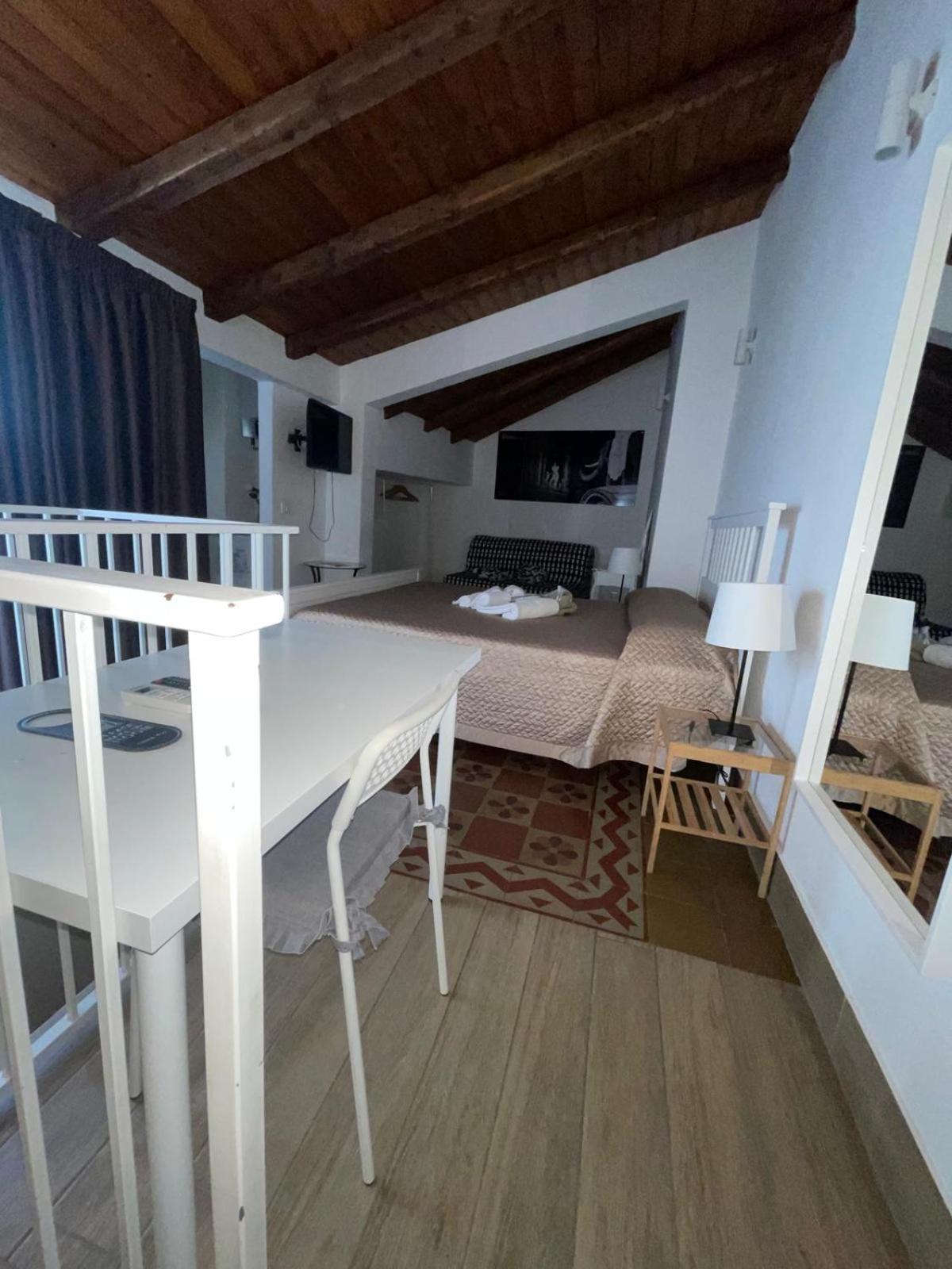 Katanè Room's