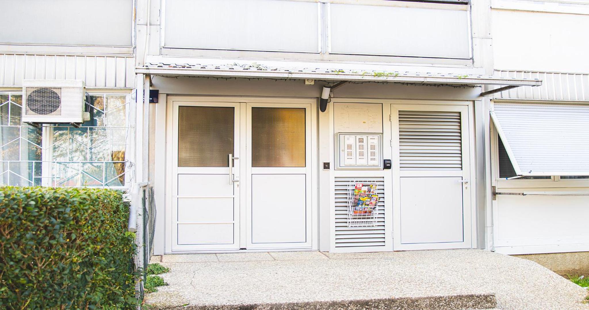 White Door Zagreb self check-in apartment with free public parking