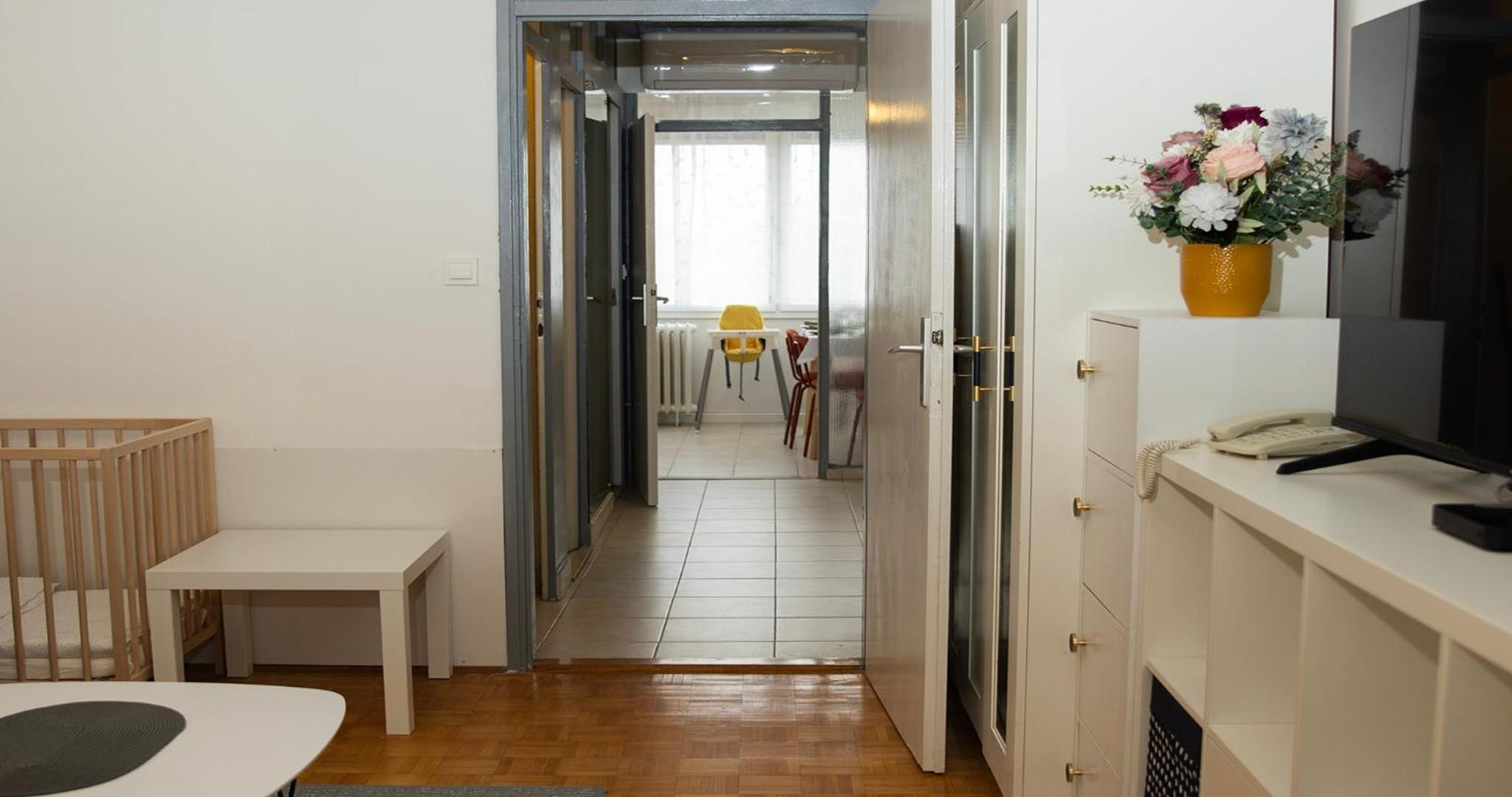 White Door Zagreb self check-in apartment with free public parking
