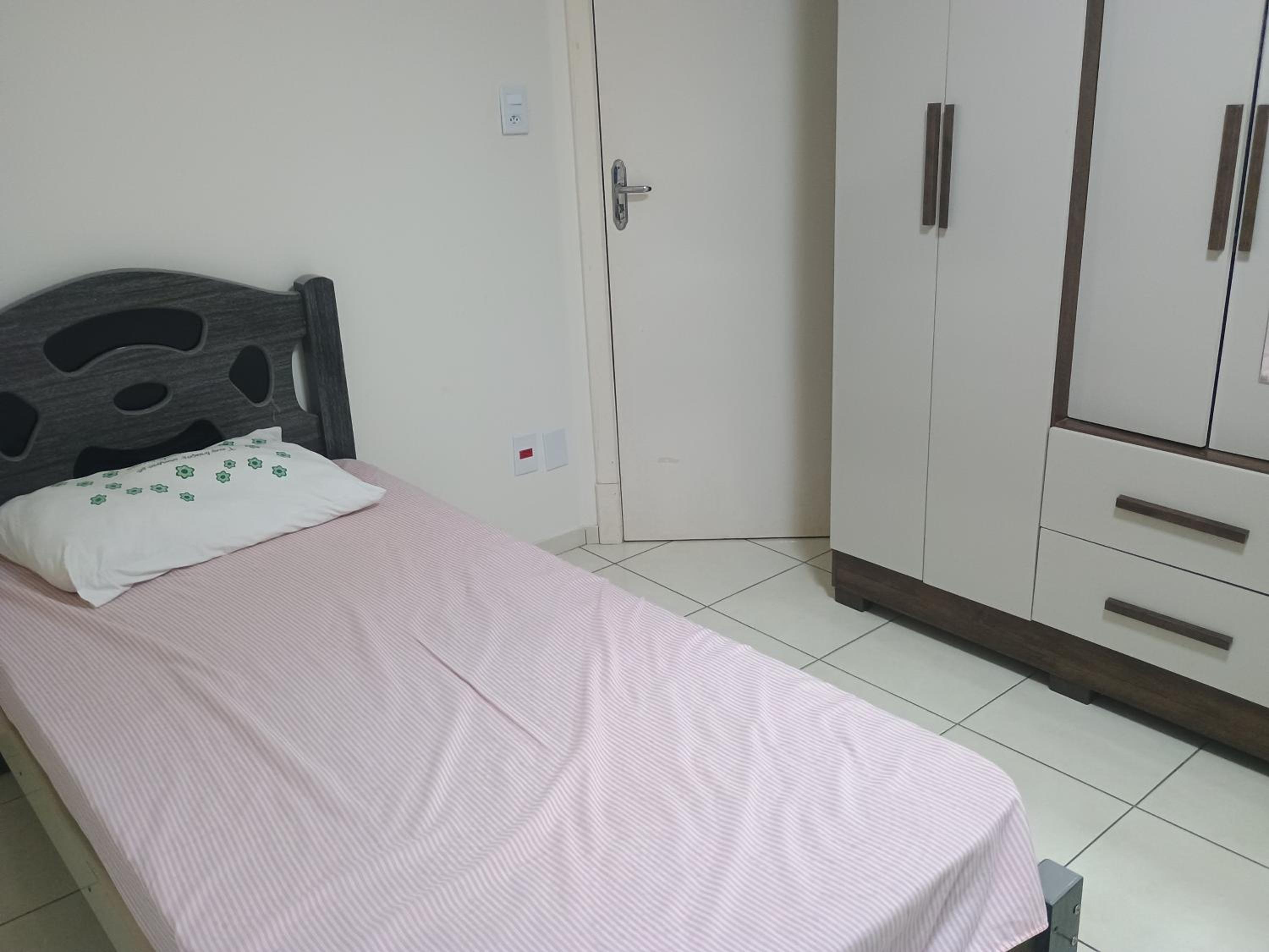 Pensão com piscina e área de lazer