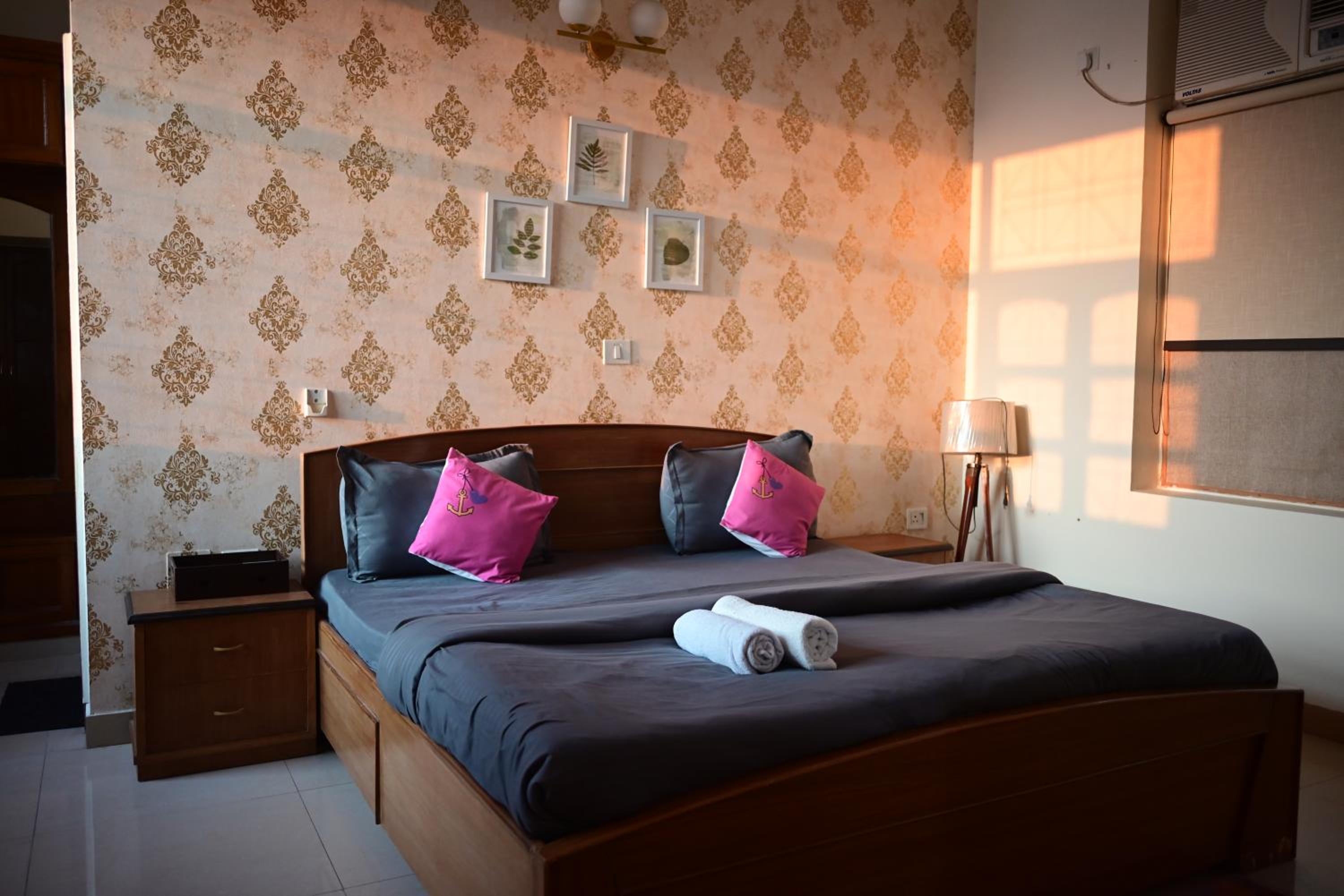 Elite Riverside Villa Near Ganges