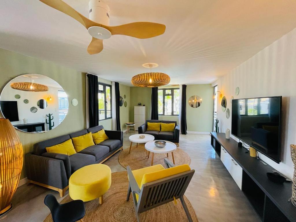 Spacious and Modern beach apartment photo 2