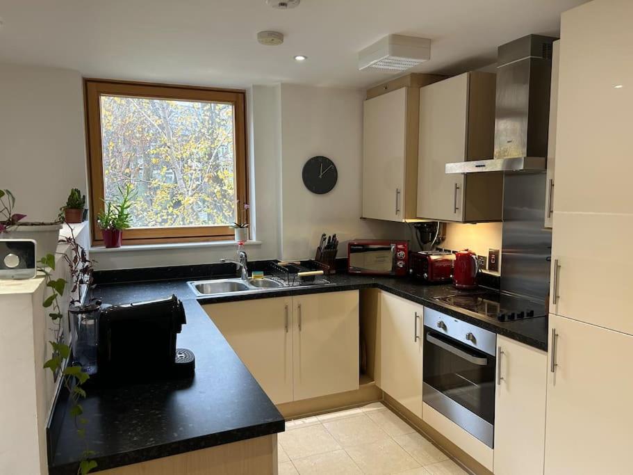 Stunning London Bridge Flat with Balcony - Close to Borough Market