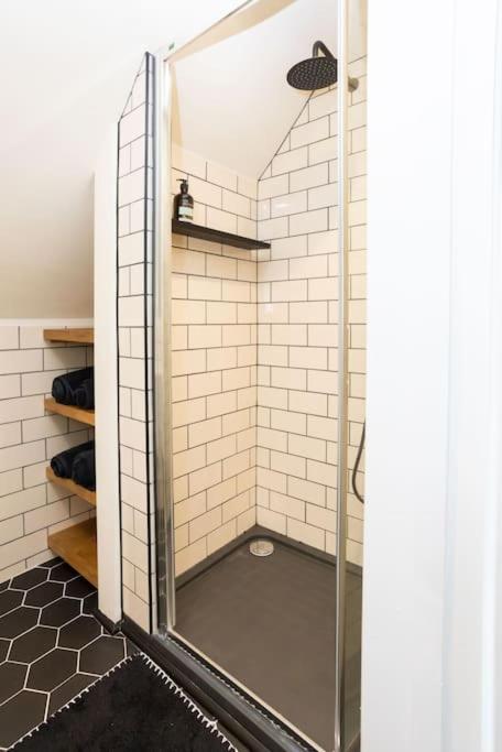 3 bed penthouse above quaint pub view 3