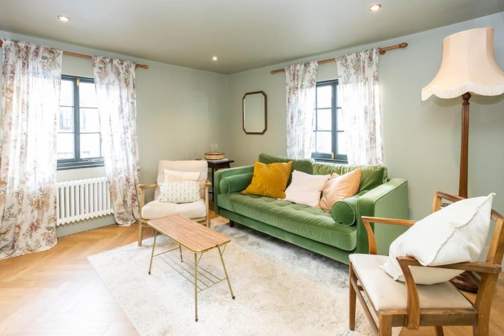 3 bed penthouse above quaint pub view 4