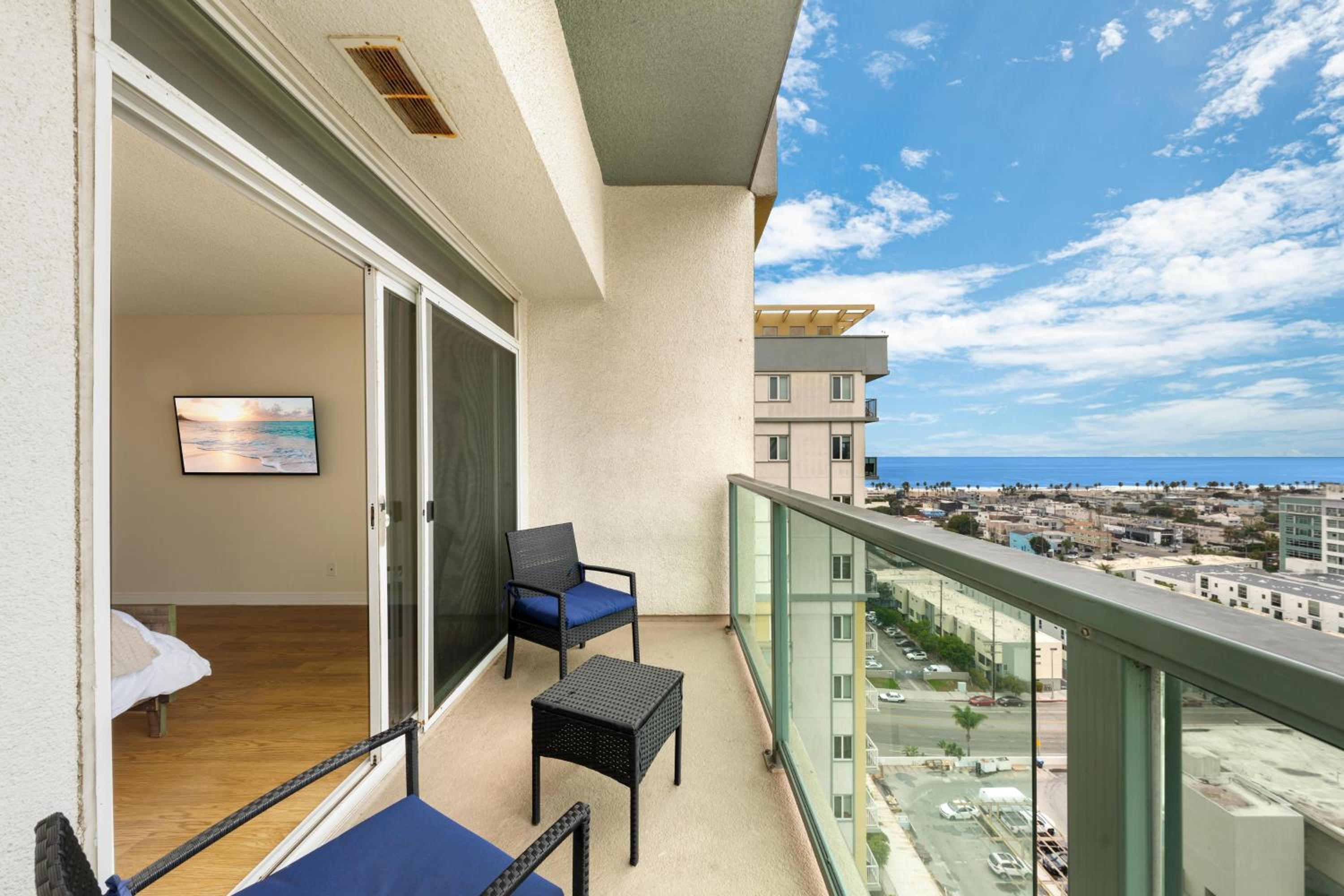 Amber Tide - Bright 1BR Marina Gem Ocean View