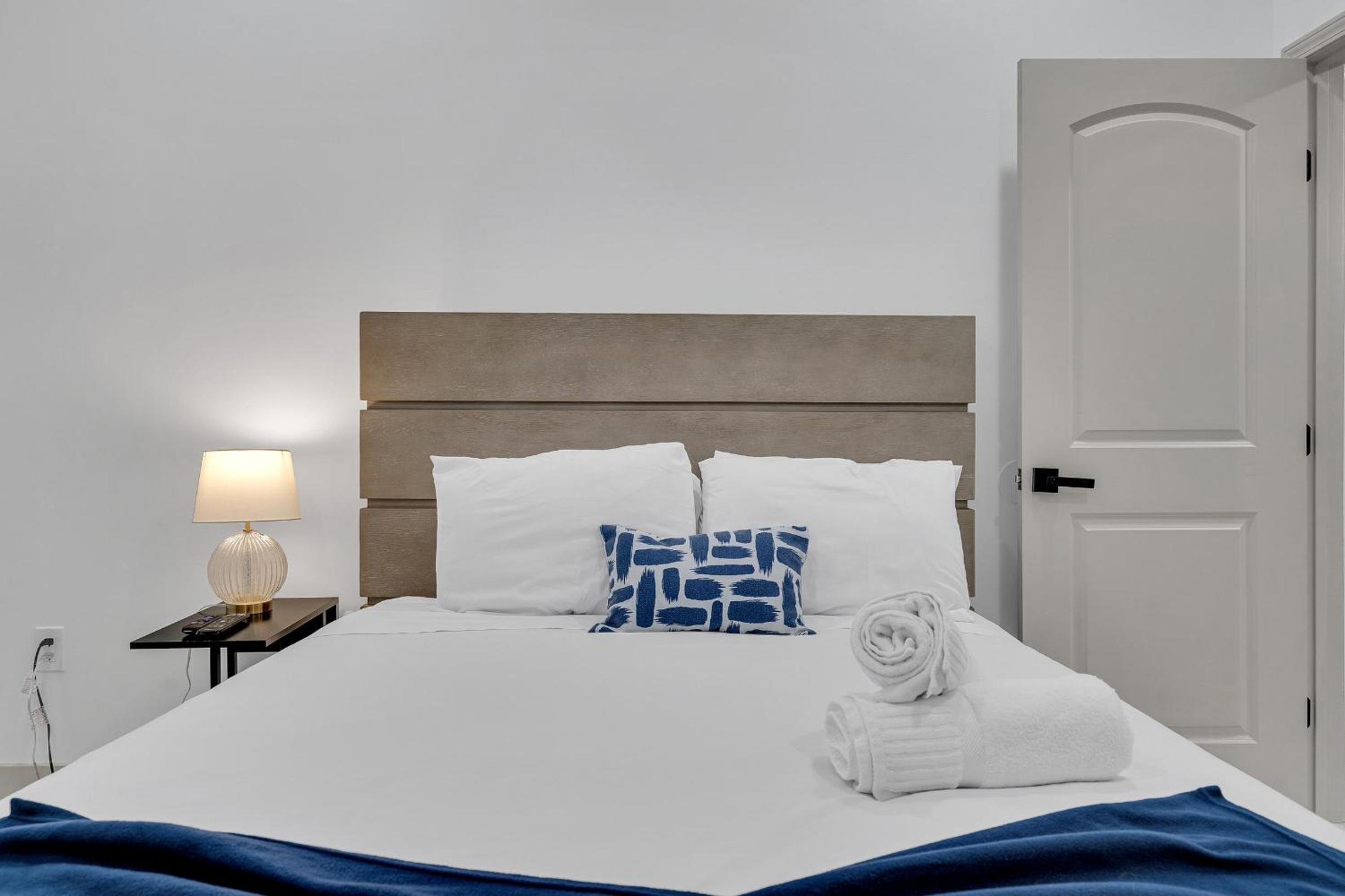 Sleeps 24-spacious Suites Near Fq W Pool photo 3