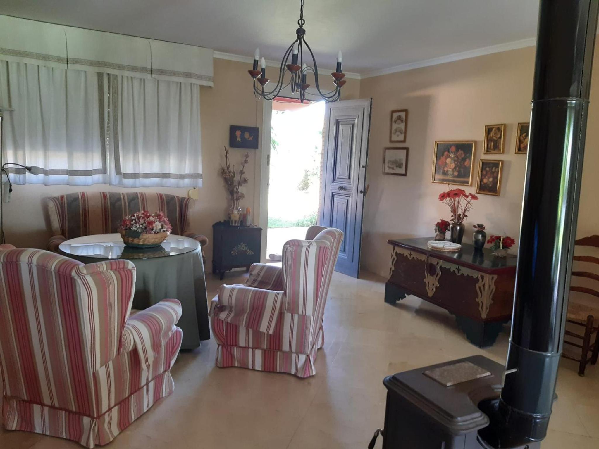 Precioso chalet próximo a Sevilla con jardín y piscina privada 8 personas Wifi gratis 2 salones 4 dormitorios 2 baños view 3