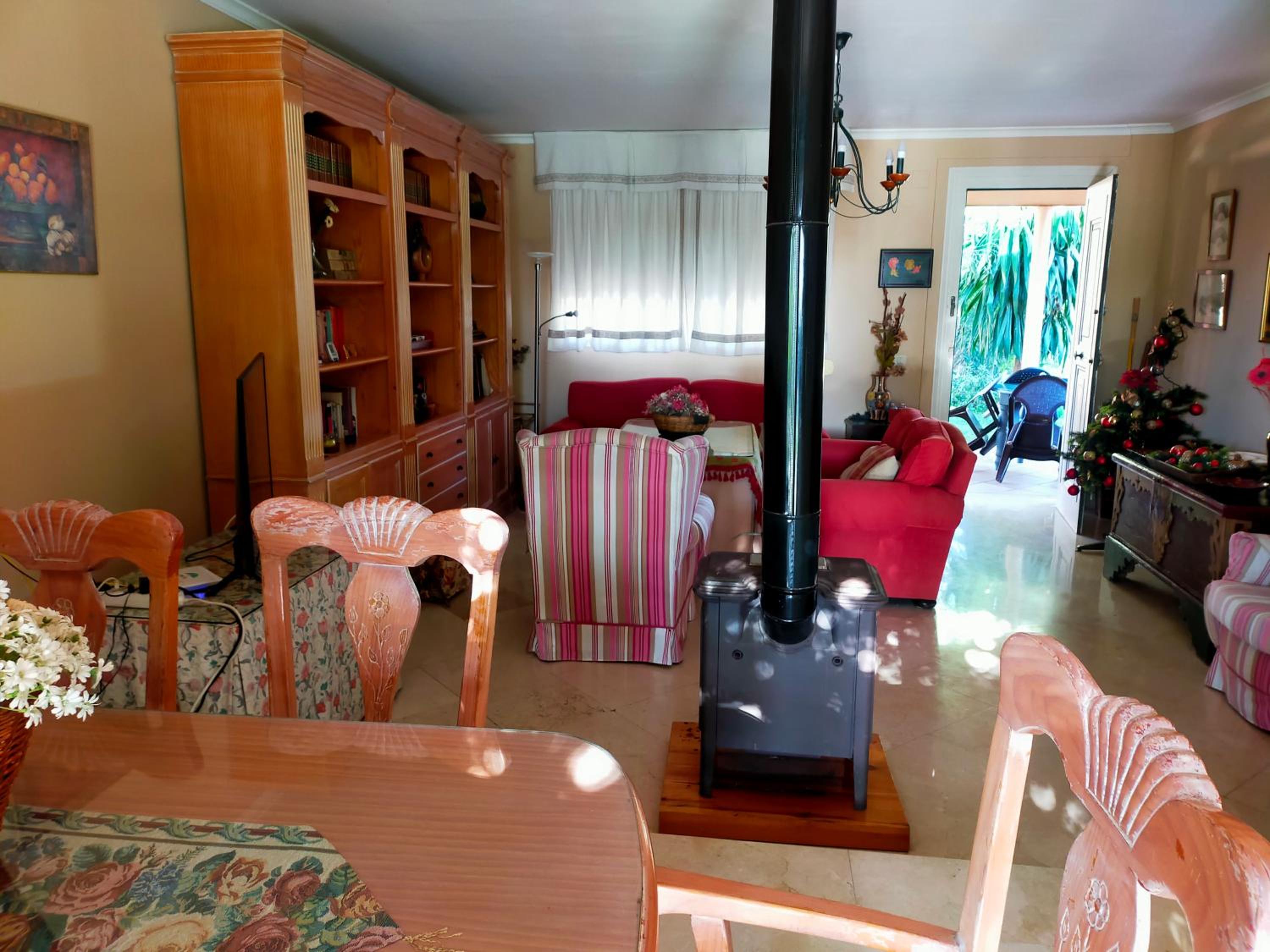 Precioso chalet próximo a Sevilla con jardín y piscina privada 8 personas Wifi gratis 2 salones 4 dormitorios 2 baños view 5