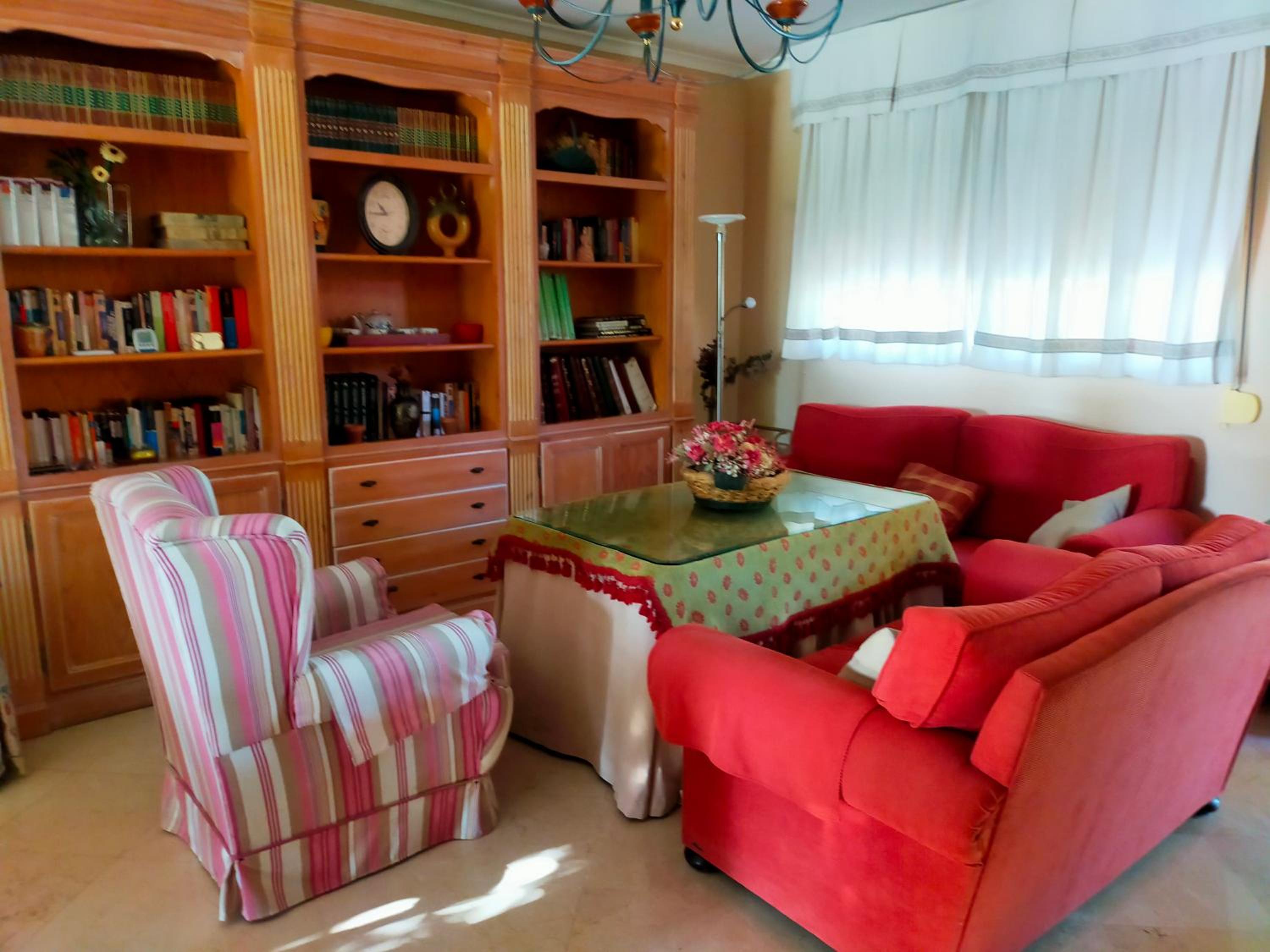 Precioso chalet próximo a Sevilla con jardín y piscina privada 8 personas Wifi gratis 2 salones 4 dormitorios 2 baños view 4