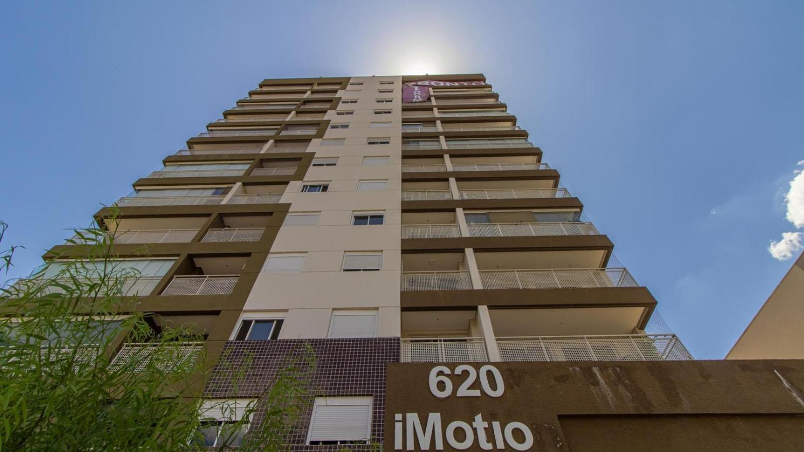 Apto moderno com churrasqueira e piscina no centro