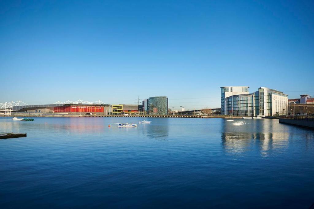 Spacious 2 Bedroom Apartment Near London Excel & Canary Wharf with Free Gated Parking