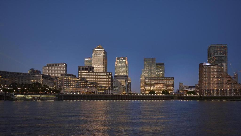 Spacious 2 Bedroom Apartment Near London Excel & Canary Wharf with Free Gated Parking
