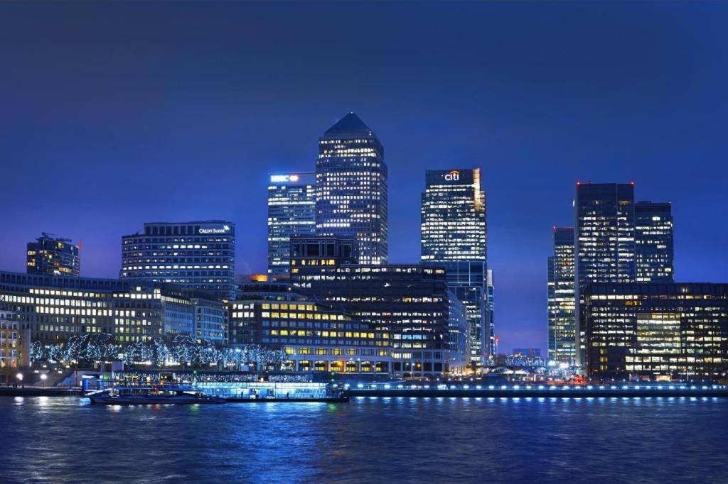 Spacious 2 Bedroom Apartment Near London Excel & Canary Wharf with Free Gated Parking