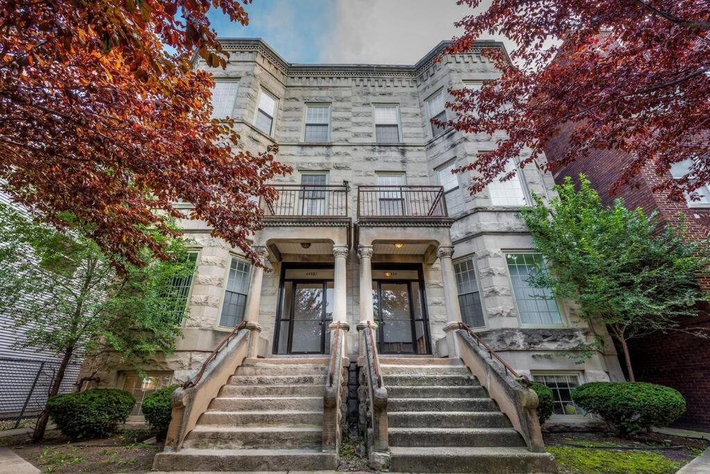 Chicago Vacations - Near UChicago  Metra  Hot Tub  Jacuzzi Escape - Property Image 4