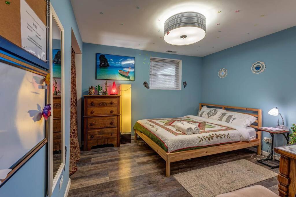 Near UChicago & Metra & Hot Tub & Jacuzzi Escape view 3