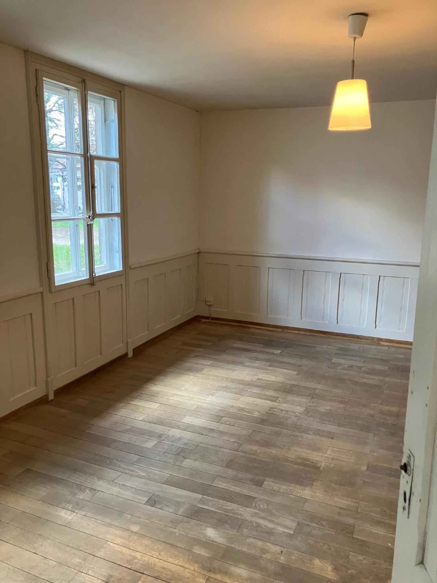 Old Rustic Simple Swiss Flat 60m2 Authentic Center Burgdorf Parking Small Bath