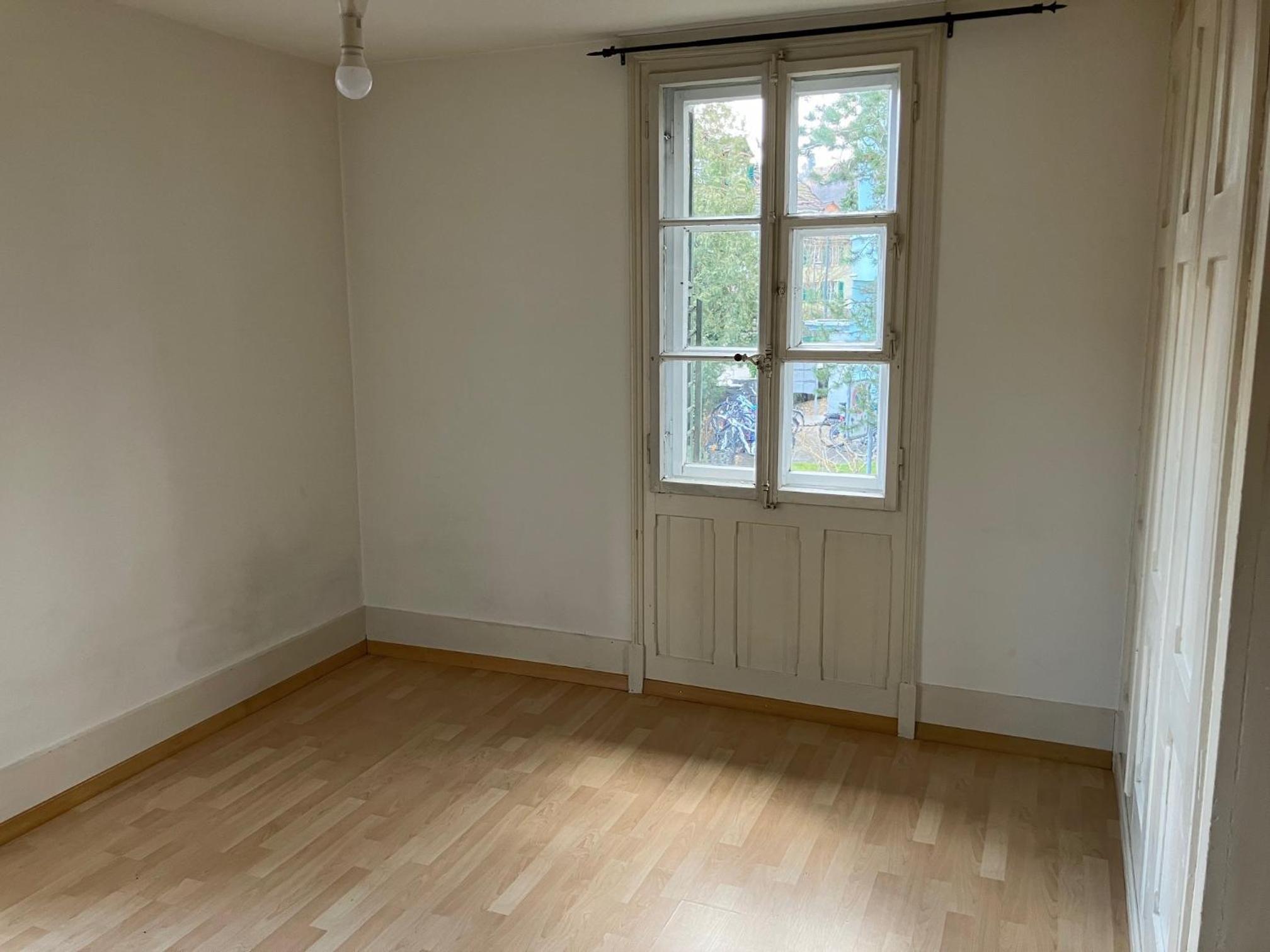 Old Rustic Simple Swiss Flat 60m2 Authentic Center Burgdorf Parking Small Bath