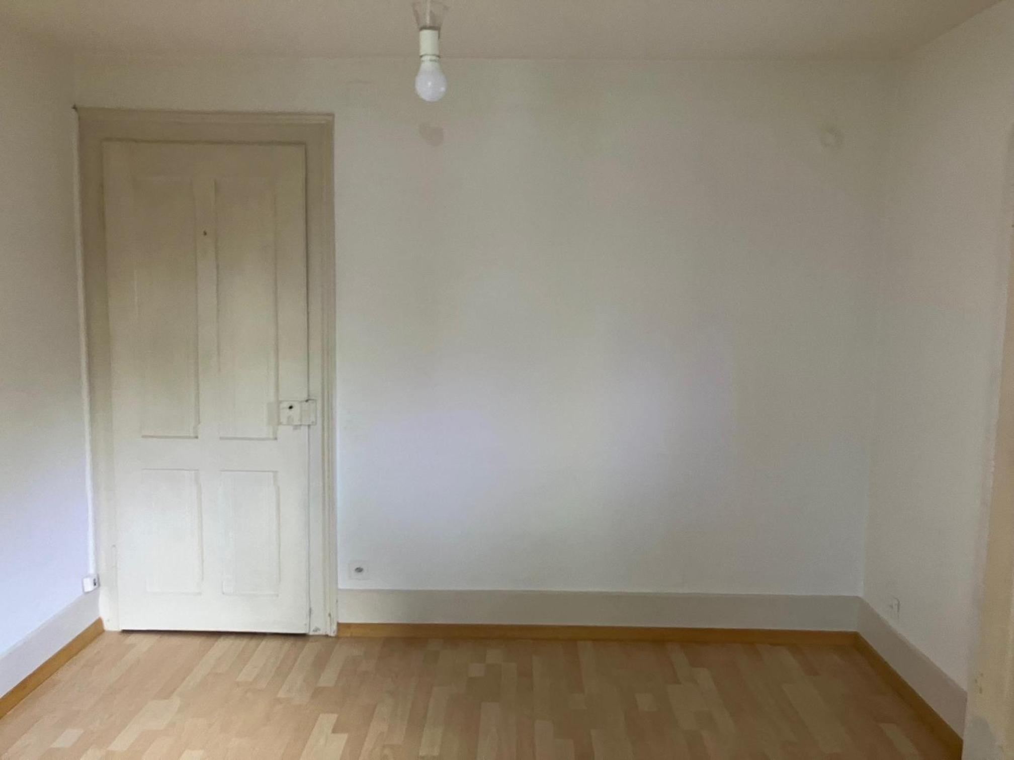 Old Rustic Simple Swiss Flat 60m2 Authentic Center Burgdorf Parking Small Bath