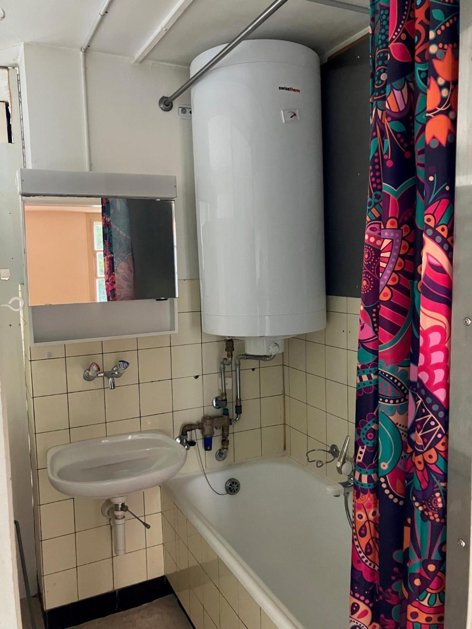 Old Rustic Simple Swiss Flat 60m2 Authentic Center Burgdorf Parking Small Bath